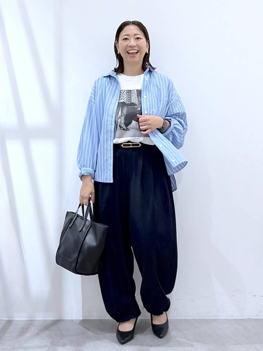 ホワイト系のTシャツ/カットソー、ブルー系のシャツ/ブラウス、ブルー系のその他パンツを着用したレディースの秋コーディネートの2枚目の写真