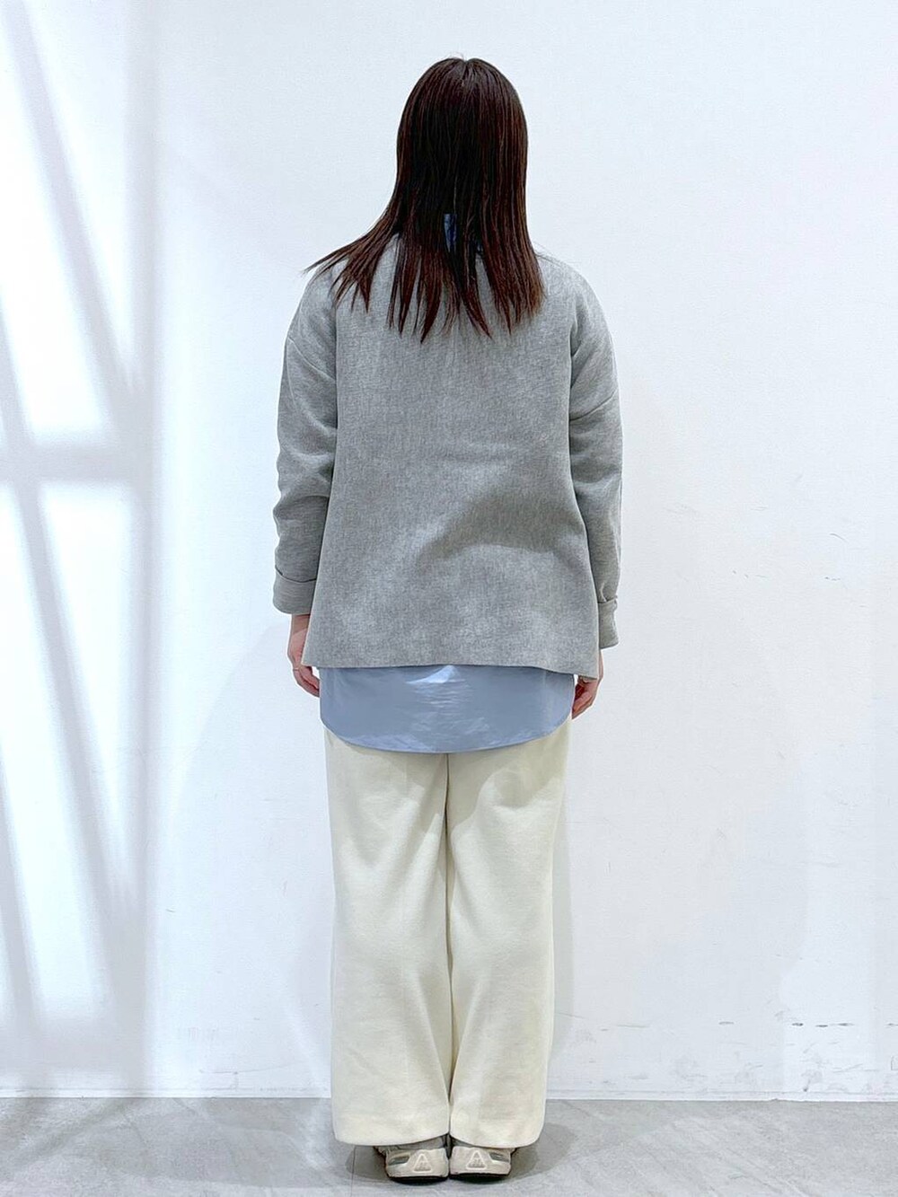 ホワイト系のその他パンツ、グレー系のニット/セーターを着用したレディースの冬コーディネートの4枚目の写真