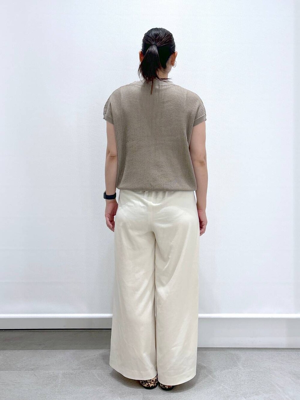 ホワイト系のトートバッグ、ホワイト系のその他パンツ、ホワイト系のその他パンツを着用したレディースの夏コーディネートの3枚目の写真
