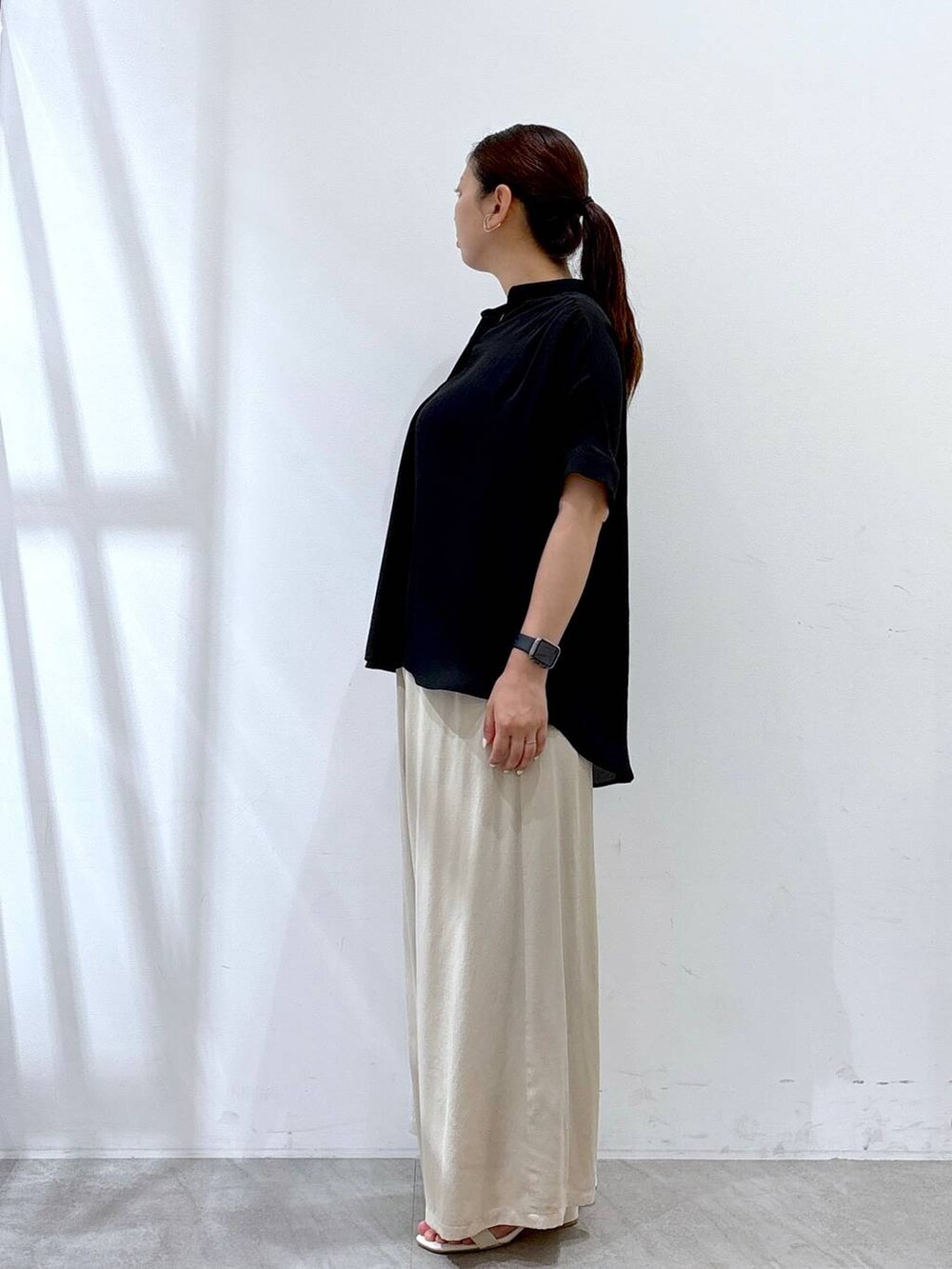 ベージュ系のその他パンツ、ブラック系のTシャツ/カットソーを着用したレディースの夏コーディネートの2枚目の写真