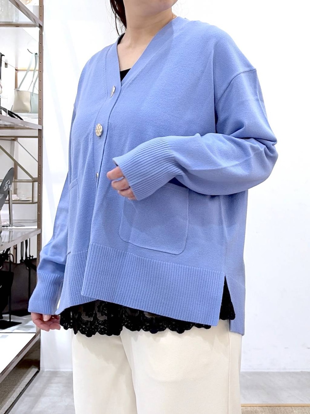 ホワイト系のその他パンツ、ブラック系のタンクトップ、ブラック系のハンドバッグを着用したレディースの春コーディネートの6枚目の写真