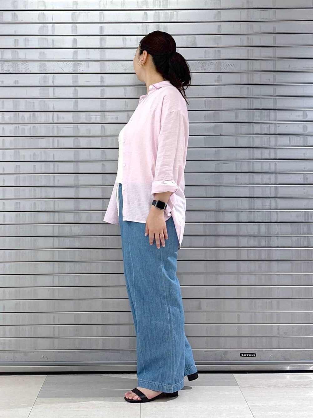 ブラック系のハンドバッグ、ピンク系のシャツ/ブラウス、ホワイト系のTシャツ/カットソーを着用したレディースの春コーディネートの3枚目の写真