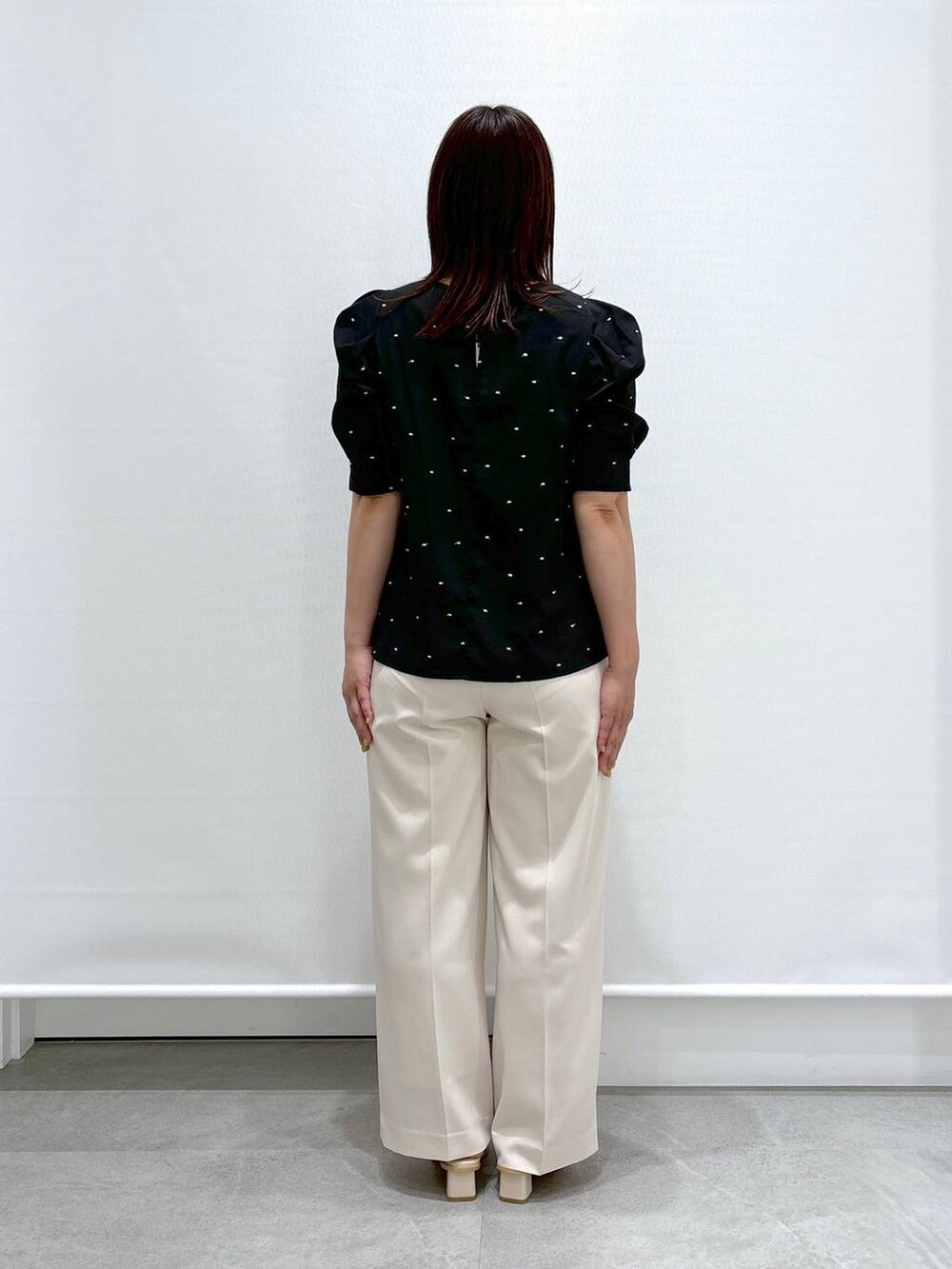 ブラック系のシャツ/ブラウス、ホワイト系のその他パンツ、ホワイト系のサンダルを着用したレディースの春コーディネートの4枚目の写真