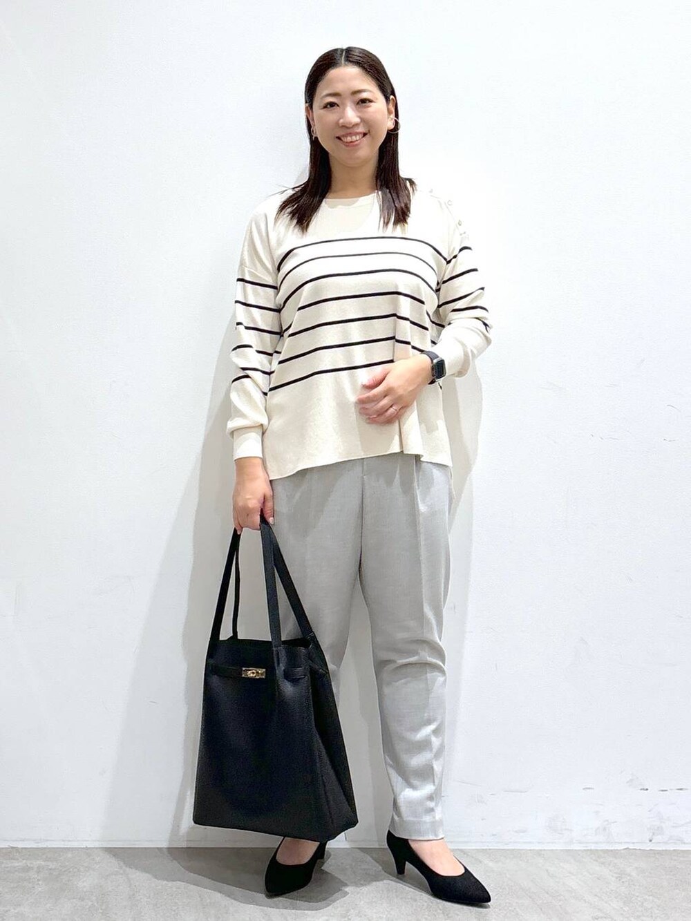 グレー系のその他パンツ、グレー系のその他パンツ、ブラック系のトートバッグを着用したレディースの冬コーディネートの2枚目の写真