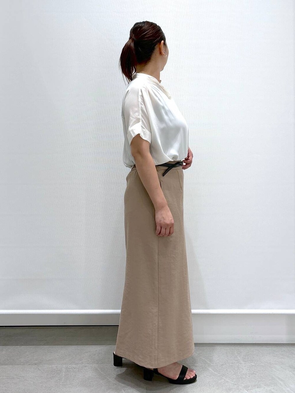 ブラック系のカーディガン/ボレロ、ホワイト系のシャツ/ブラウス、ブラック系のハンドバッグを着用したレディースの夏コーディネートの5枚目の写真