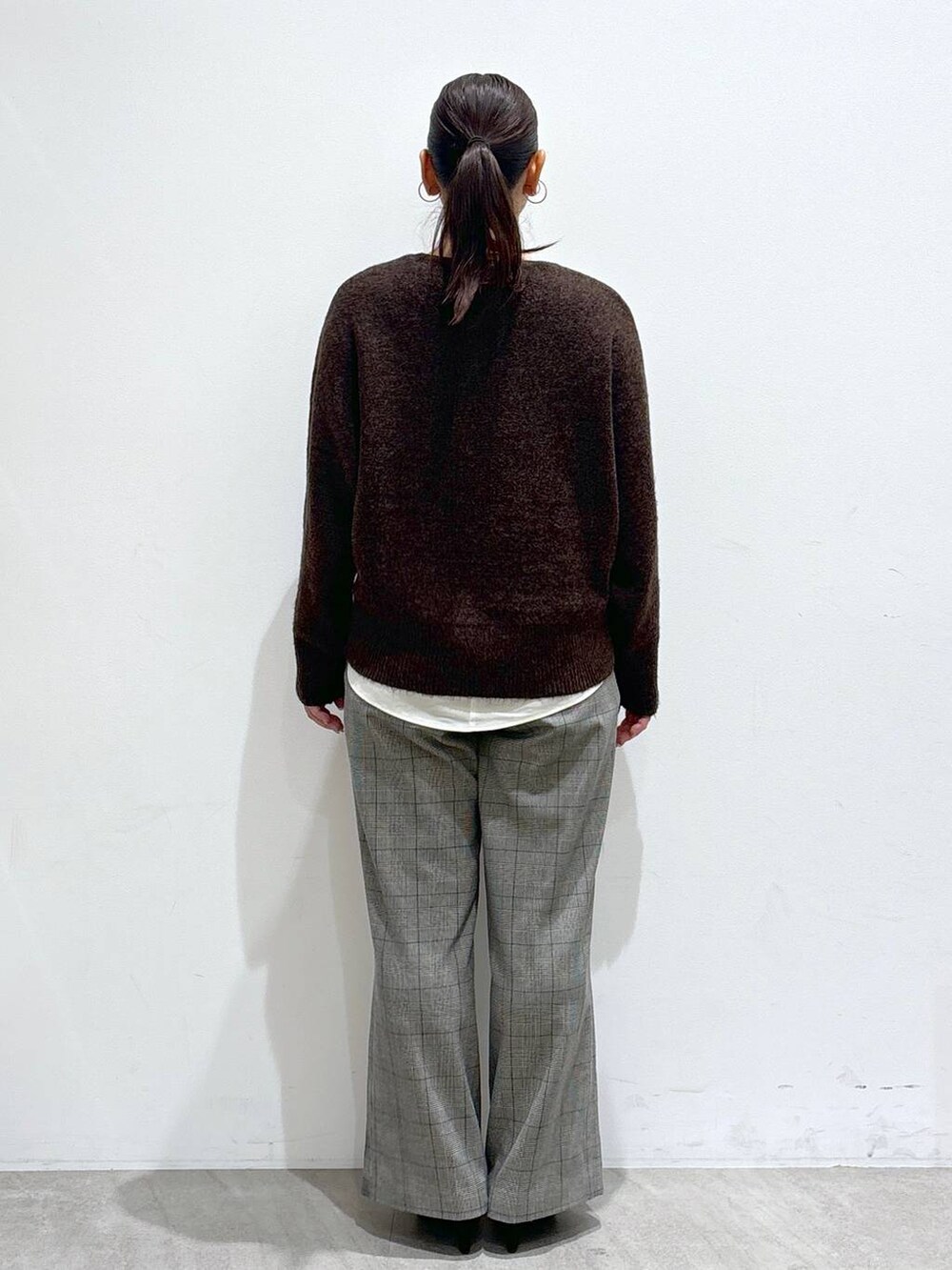 ホワイト系のシャツ/ブラウス、ブラック系のトートバッグ、ブラック系のその他パンツを着用したレディースの冬コーディネートの4枚目の写真