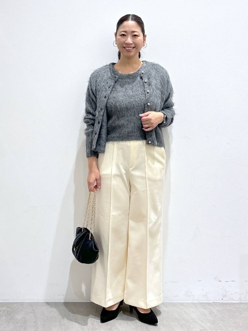 ホワイト系のその他パンツ、ホワイト系のその他パンツ、グレー系のカーディガン/ボレロを着用したレディースの冬コーディネートの2枚目の写真