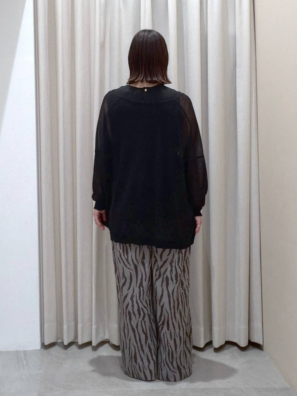 グレー系のその他パンツ、ブラック系のシャツ/ブラウス、ブラック系のカーディガン/ボレロを着用したレディースの夏コーディネートの4枚目の写真