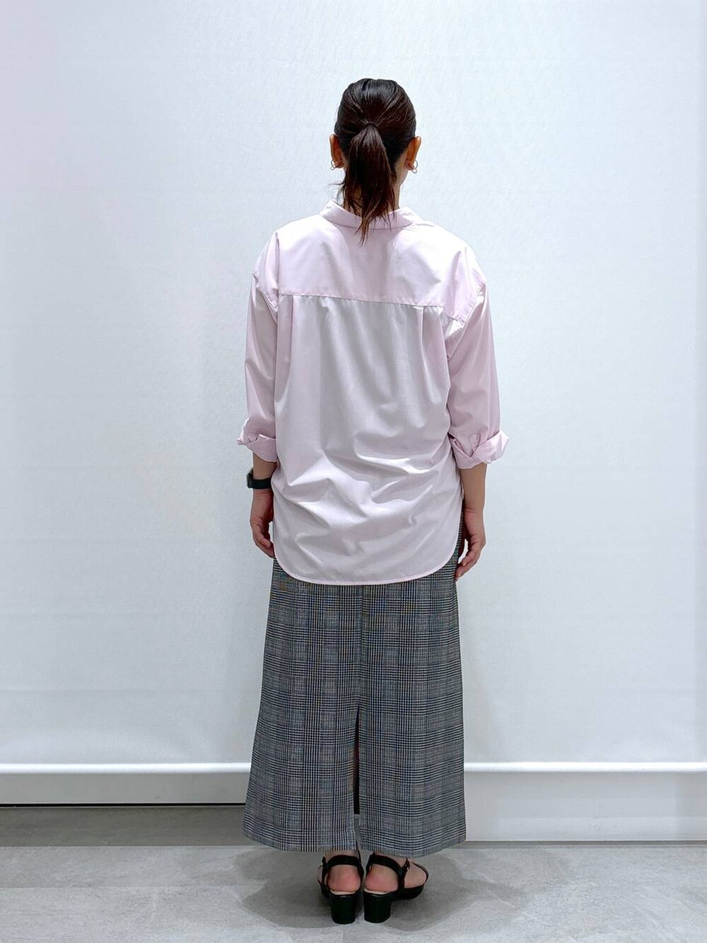 ブラック系のサンダル、ブラック系のスカート、ブラック系のスカートを着用したレディースの秋コーディネートの4枚目の写真