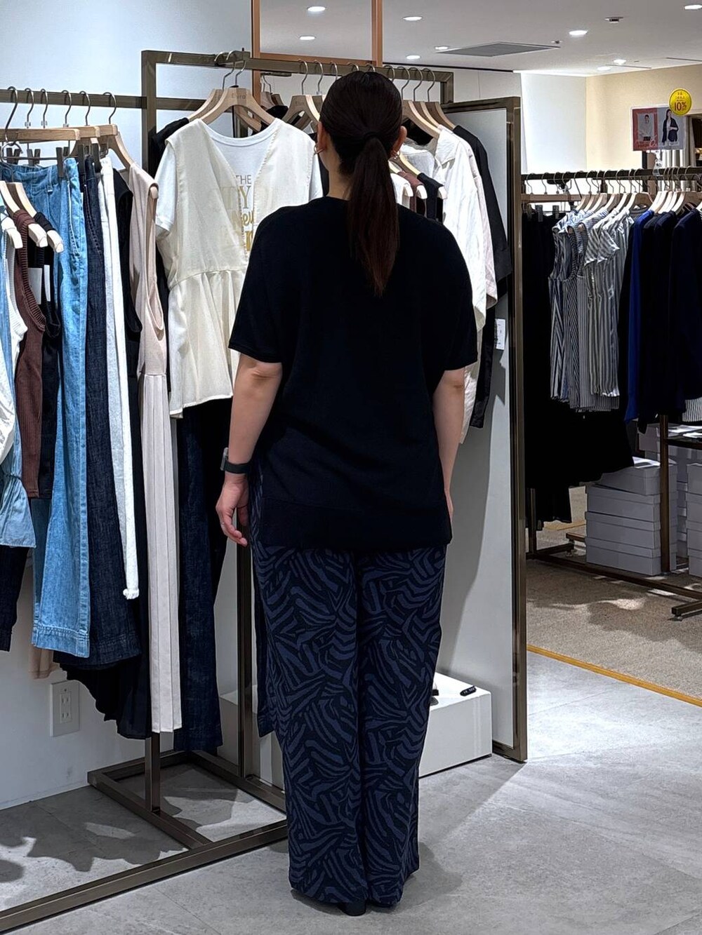 ブルー系のその他パンツ、ブラック系のニット/セーターを着用したレディースの夏コーディネートの4枚目の写真