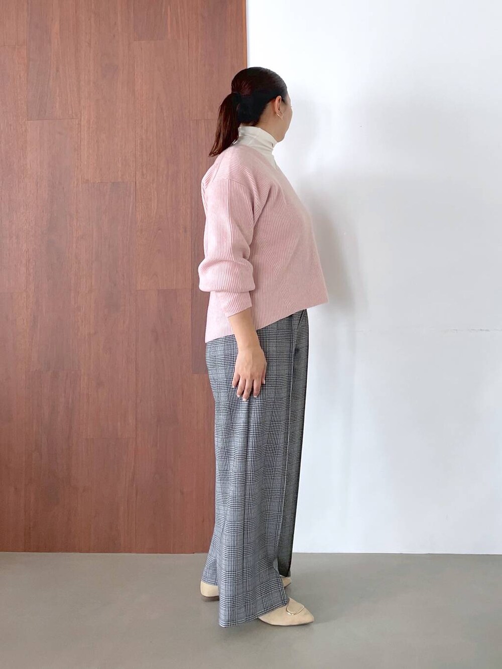 ホワイト系のTシャツ/カットソー、ブラック系のその他パンツ、ブラック系のその他パンツを着用したレディースの秋コーディネートの5枚目の写真