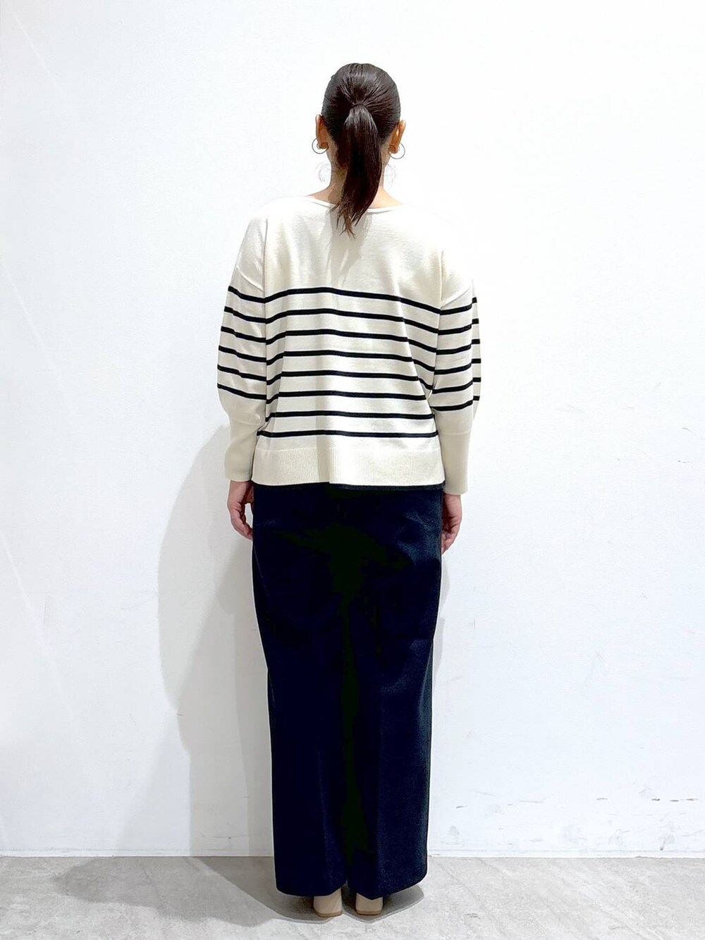 ホワイト系のトートバッグ、ブルー系のその他パンツ、ブルー系のその他パンツを着用したレディースの秋コーディネートの5枚目の写真