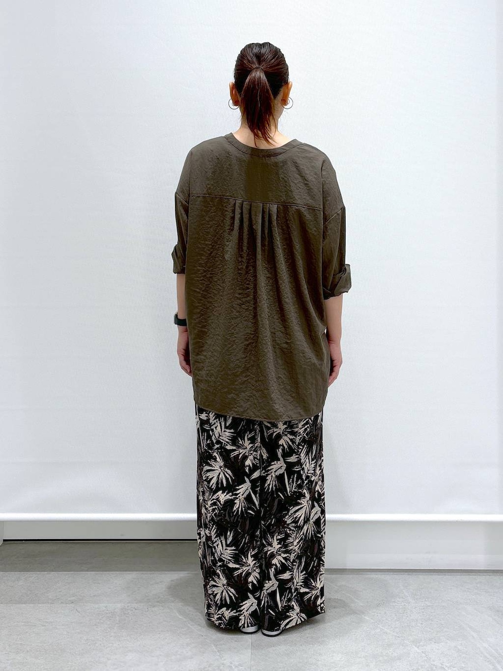 ブラウン系のシャツ/ブラウス、シルバー系のサンダル、ブラック系のその他パンツを着用したレディースの夏コーディネートの4枚目の写真