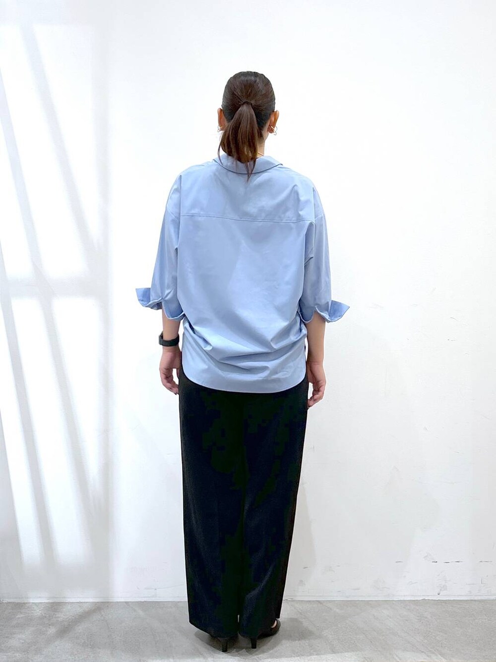 ブラック系のトートバッグ、ブラック系のその他パンツ、ブラック系のその他パンツを着用したレディースの秋コーディネートの4枚目の写真