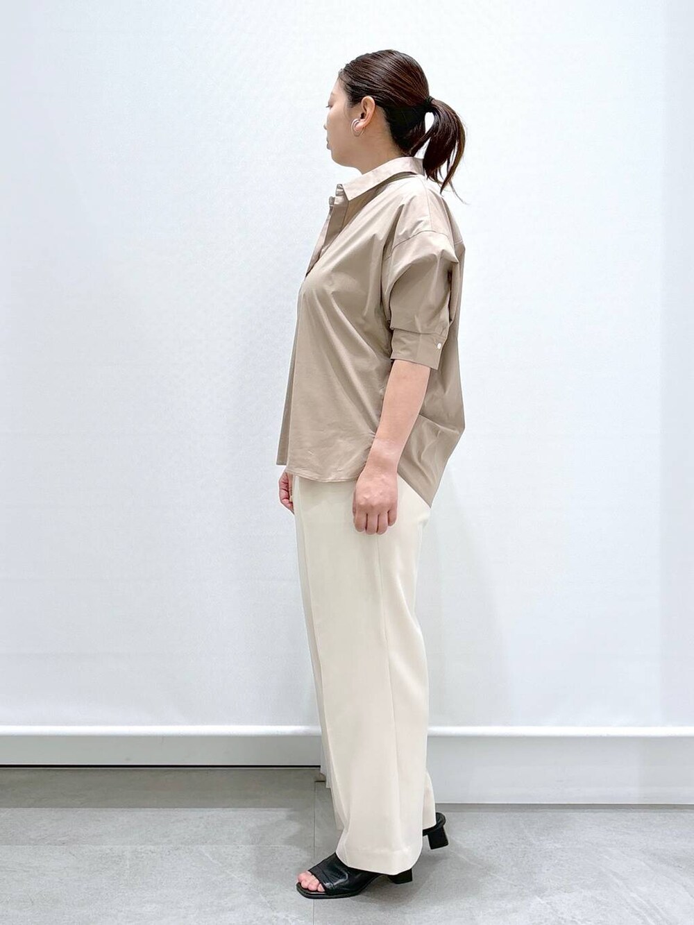 ホワイト系のその他パンツ、ブラック系のサンダル、ブラック系のタンクトップを着用したレディースの春コーディネートの3枚目の写真