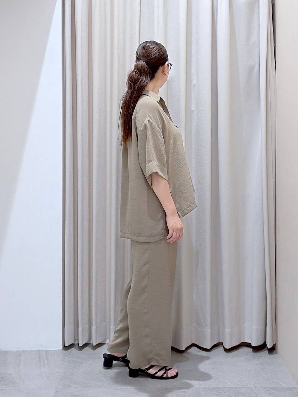 グリーン系のその他パンツ、ホワイト系のタンクトップ、ブラック系のサンダルを着用したレディースの夏コーディネートの5枚目の写真