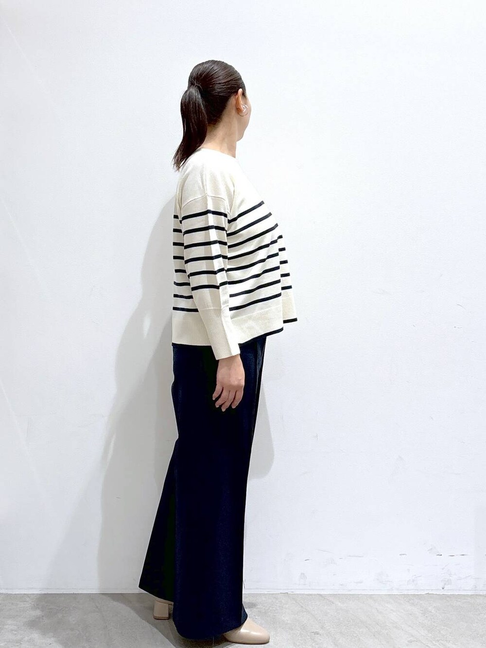 ホワイト系のトートバッグ、ブルー系のその他パンツ、ブルー系のその他パンツを着用したレディースの秋コーディネートの4枚目の写真