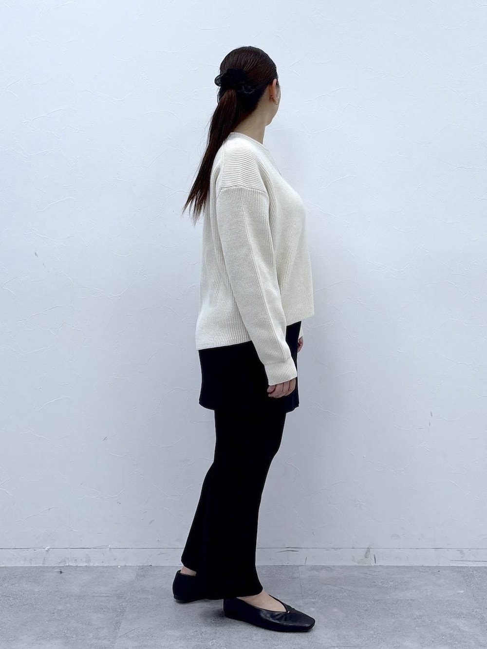 ブラック系のハンドバッグ、ブラック系のパンプス、ブラック系のその他パンツを着用したレディースの春コーディネートの5枚目の写真