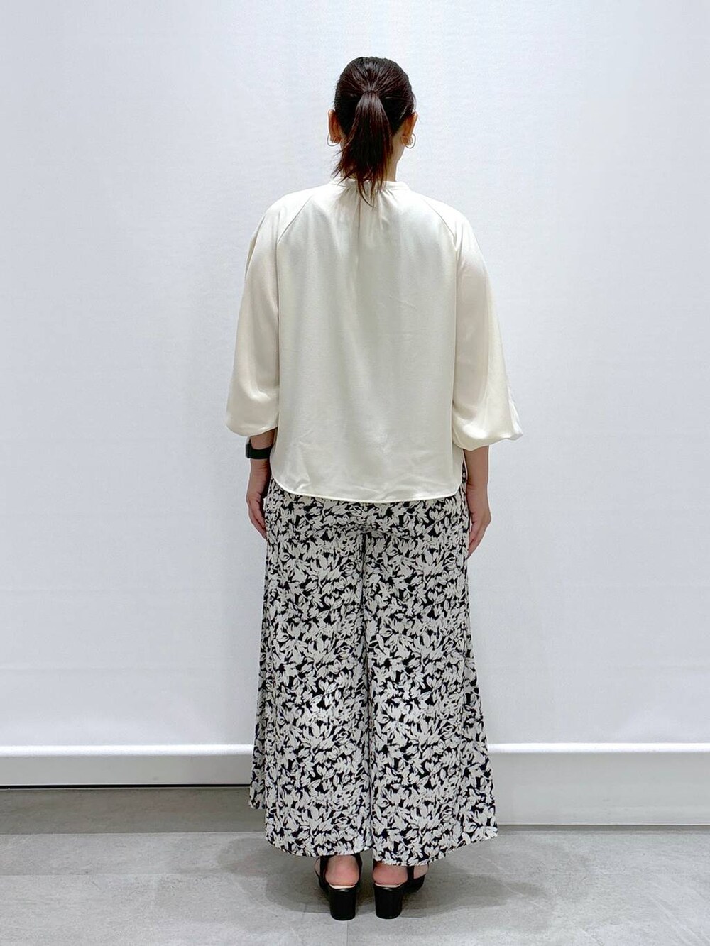 ブラック系のトートバッグ、ブラック系のその他パンツ、ブラック系のサンダルを着用したレディースの夏コーディネートの4枚目の写真