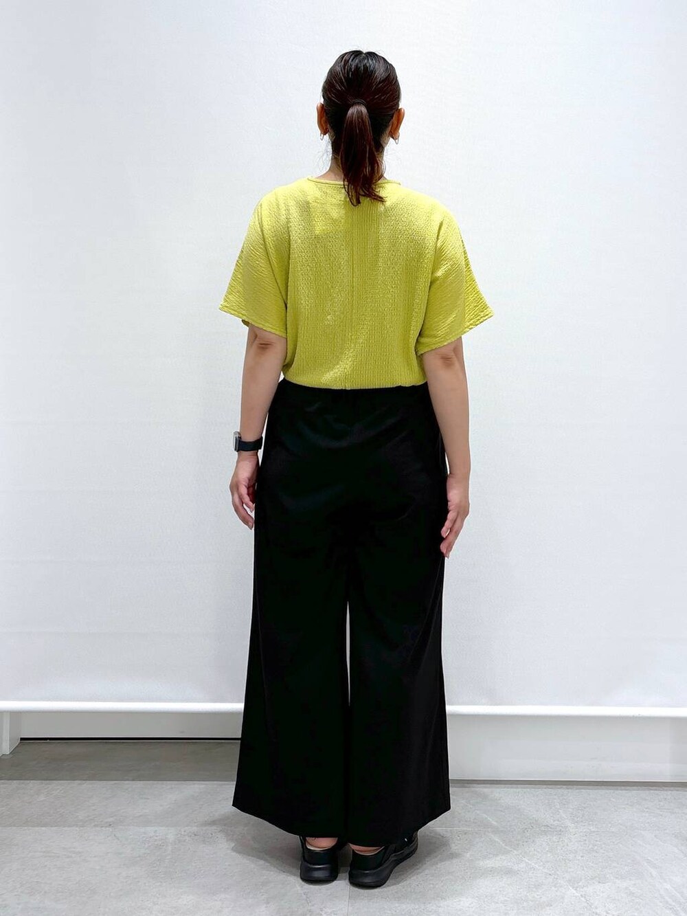 ブラック系のサンダル、ブラック系のその他パンツ、ブラック系のその他パンツを着用したレディースの夏コーディネートの4枚目の写真