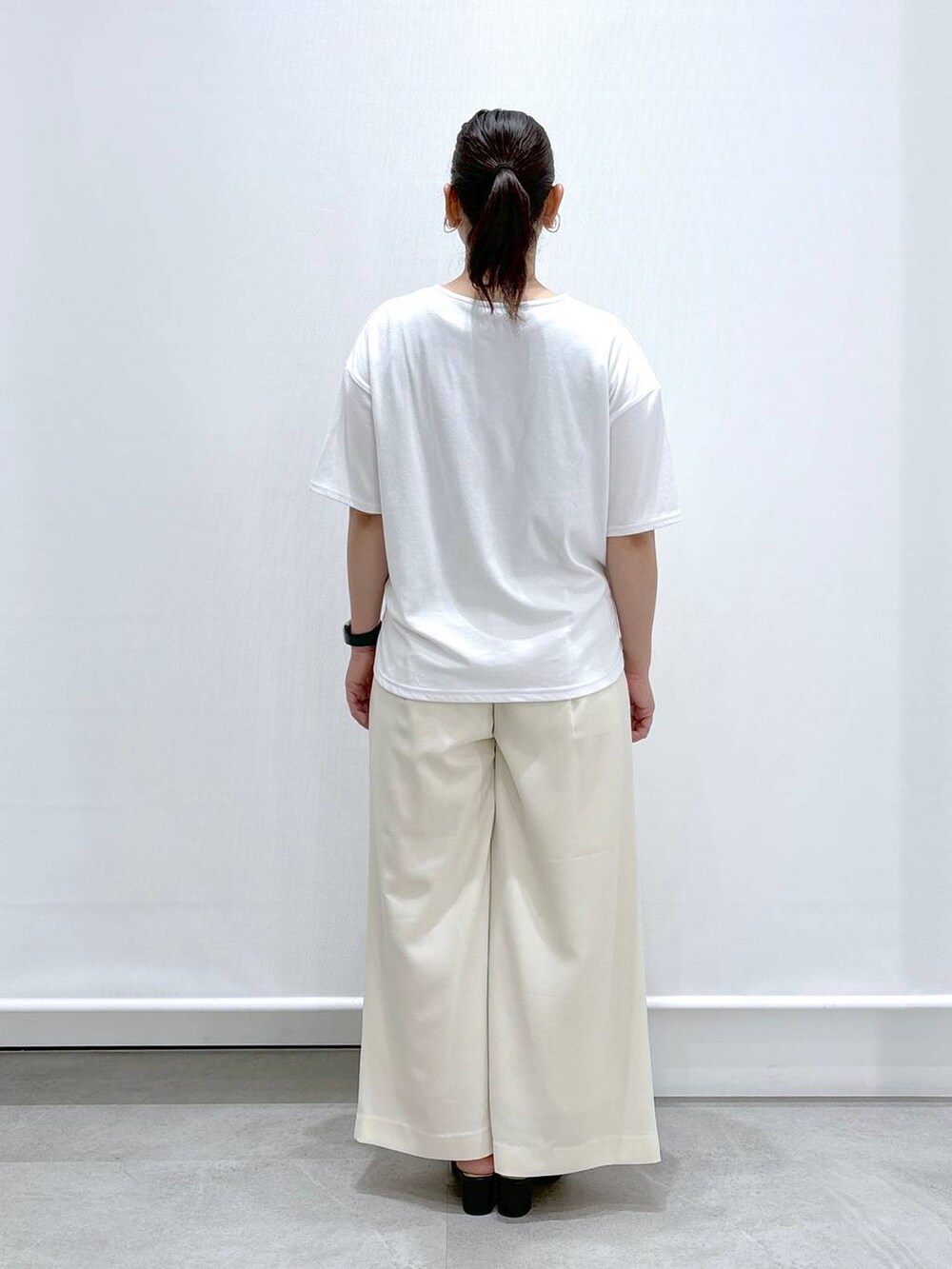 ブラック系のサンダル、ブルー系のカーディガン/ボレロ、ホワイト系のその他パンツを着用したレディースの夏コーディネートの4枚目の写真