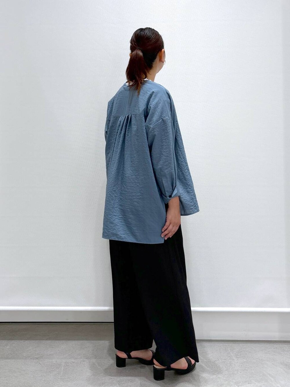 ブラック系のTシャツ/カットソー、ブルー系のシャツ/ブラウス、ブラック系のその他パンツを着用したレディースの夏コーディネートの5枚目の写真