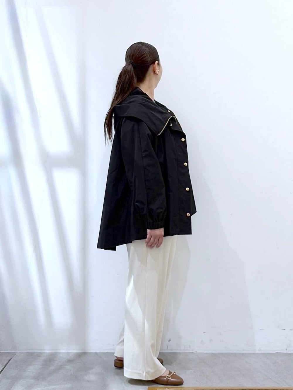 ホワイト系のその他パンツ、ブルー系のニット/セーター、イエロー系のボストンバッグを着用したレディースの春コーディネートの5枚目の写真