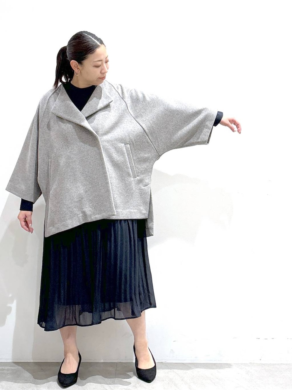 「着痩せ・細見え、きれいめ、ハンドバッグ、体型カバー、ベーシック/シンプル、ママコーデ、楽ちんコーデ、秋コーデ、骨格ナチュラル、カジュアル、Elura、着痩せ、アウター、コート、ワンピース」｜「Eluraのスペリオルウールポンチョ/133705（ポンチョ、グレー系）」を使った、はつなさん（レディース・158cm）の冬コーディネートの7枚目の写真