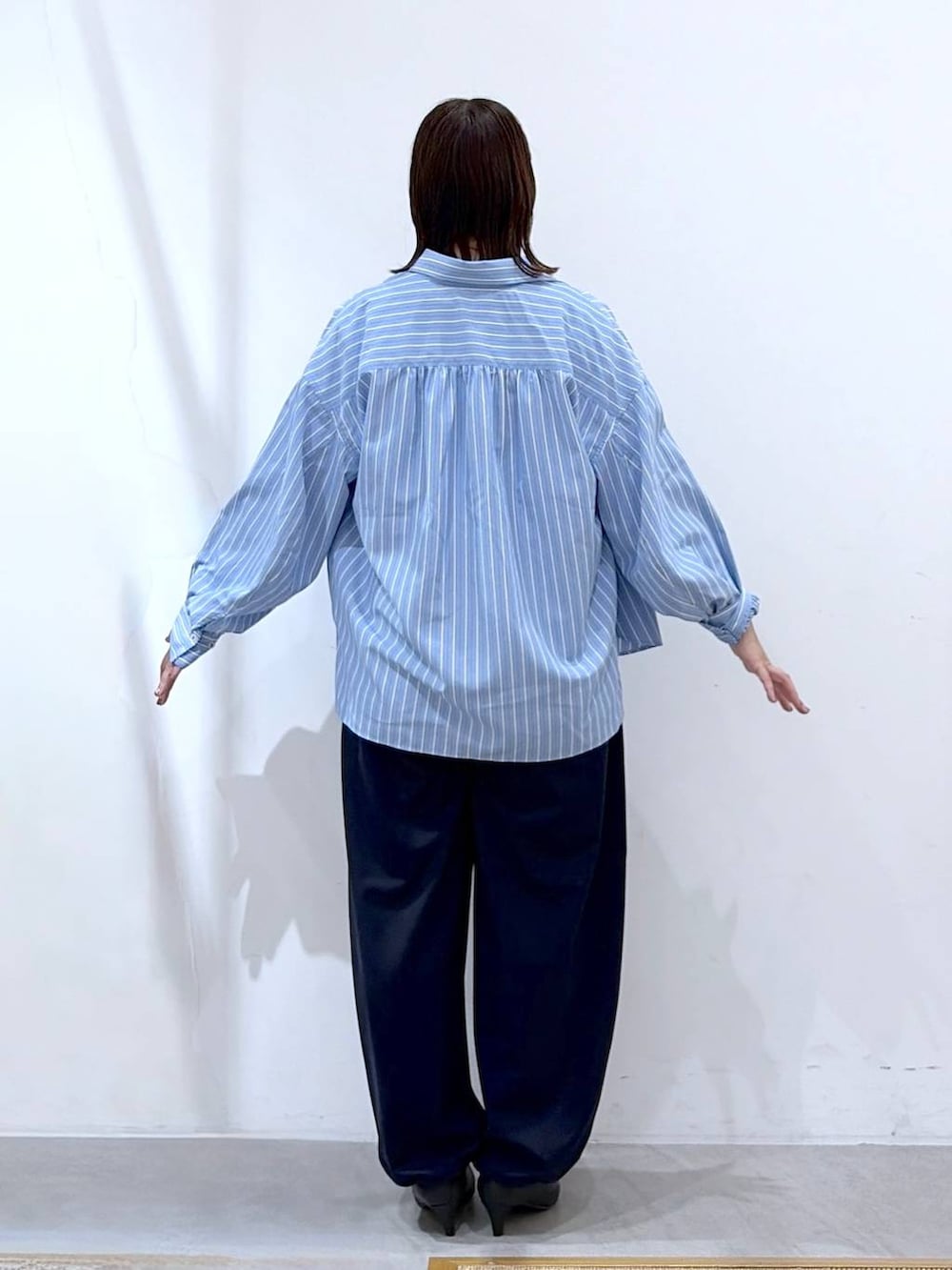ホワイト系のTシャツ/カットソー、ブルー系のシャツ/ブラウス、ブルー系のその他パンツを着用したレディースの秋コーディネートの4枚目の写真