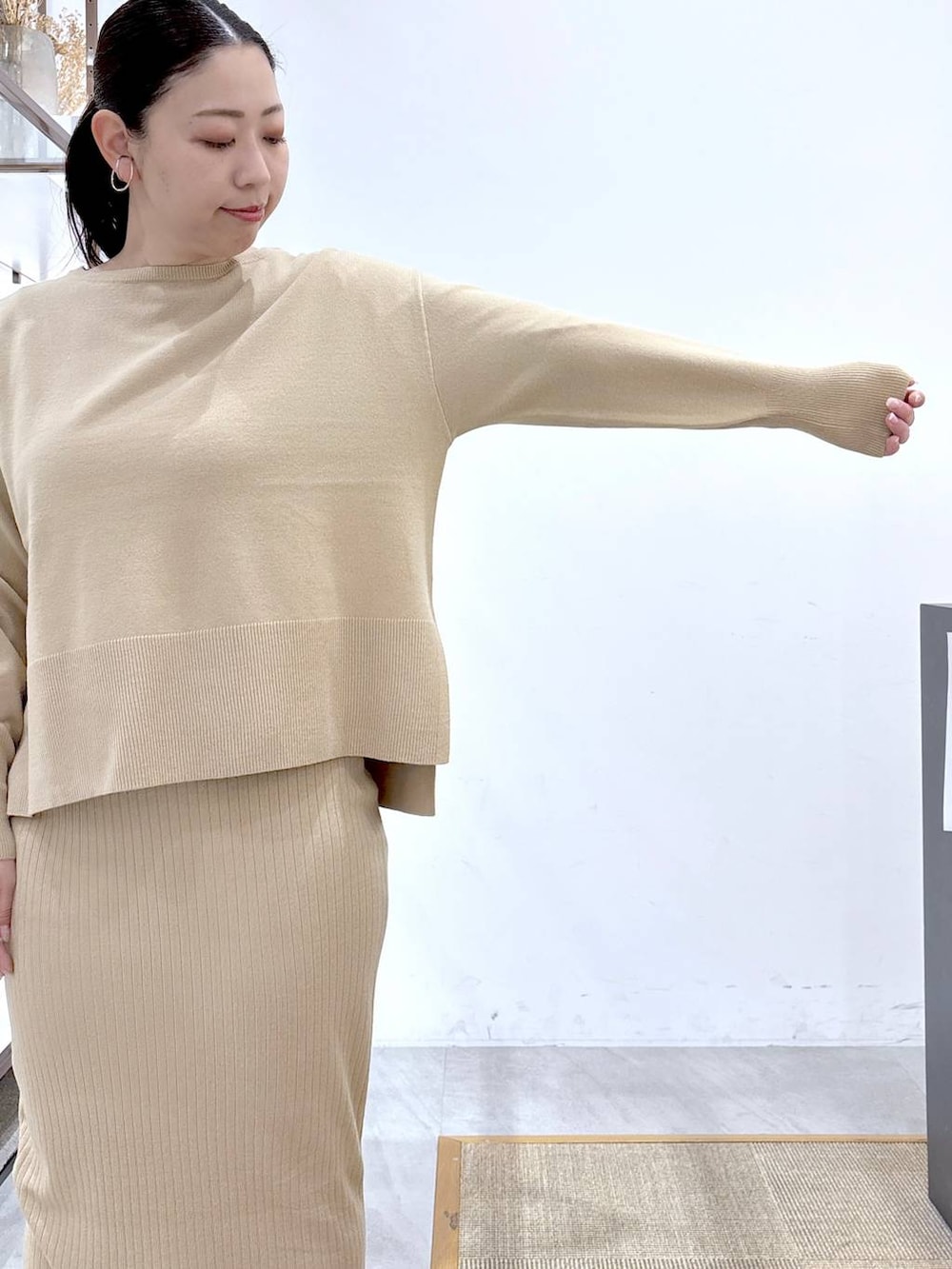 ベージュ系のニット/セーター、ベージュ系のスカート、ブラック系のパンプスを着用したレディースの冬コーディネートの5枚目の写真