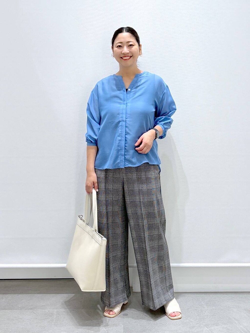 ホワイト系のサンダル、ホワイト系のトートバッグ、ブルー系のシャツ/ブラウスを着用したレディースの夏コーディネートの2枚目の写真