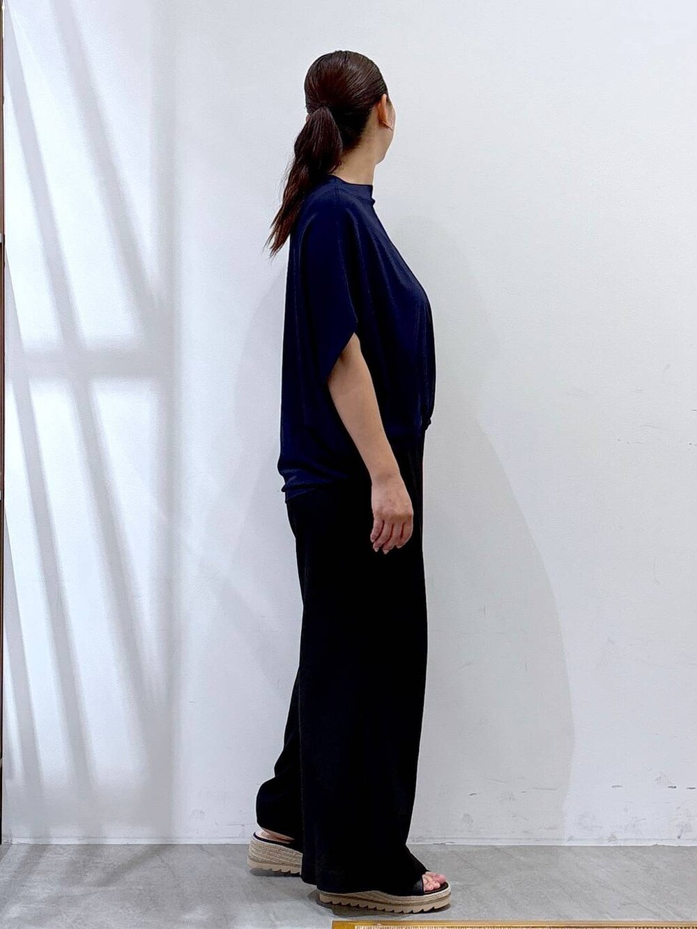ブラック系のその他パンツ、イエロー系のハンドバッグ、ブルー系のTシャツ/カットソーを着用したレディースの夏コーディネートの5枚目の写真