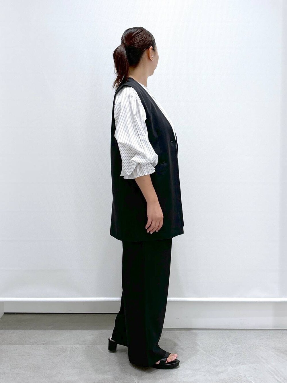 ホワイト系のシャツ/ブラウス、ブラック系のサンダル、ブラック系のその他パンツを着用したレディースの夏コーディネートの5枚目の写真