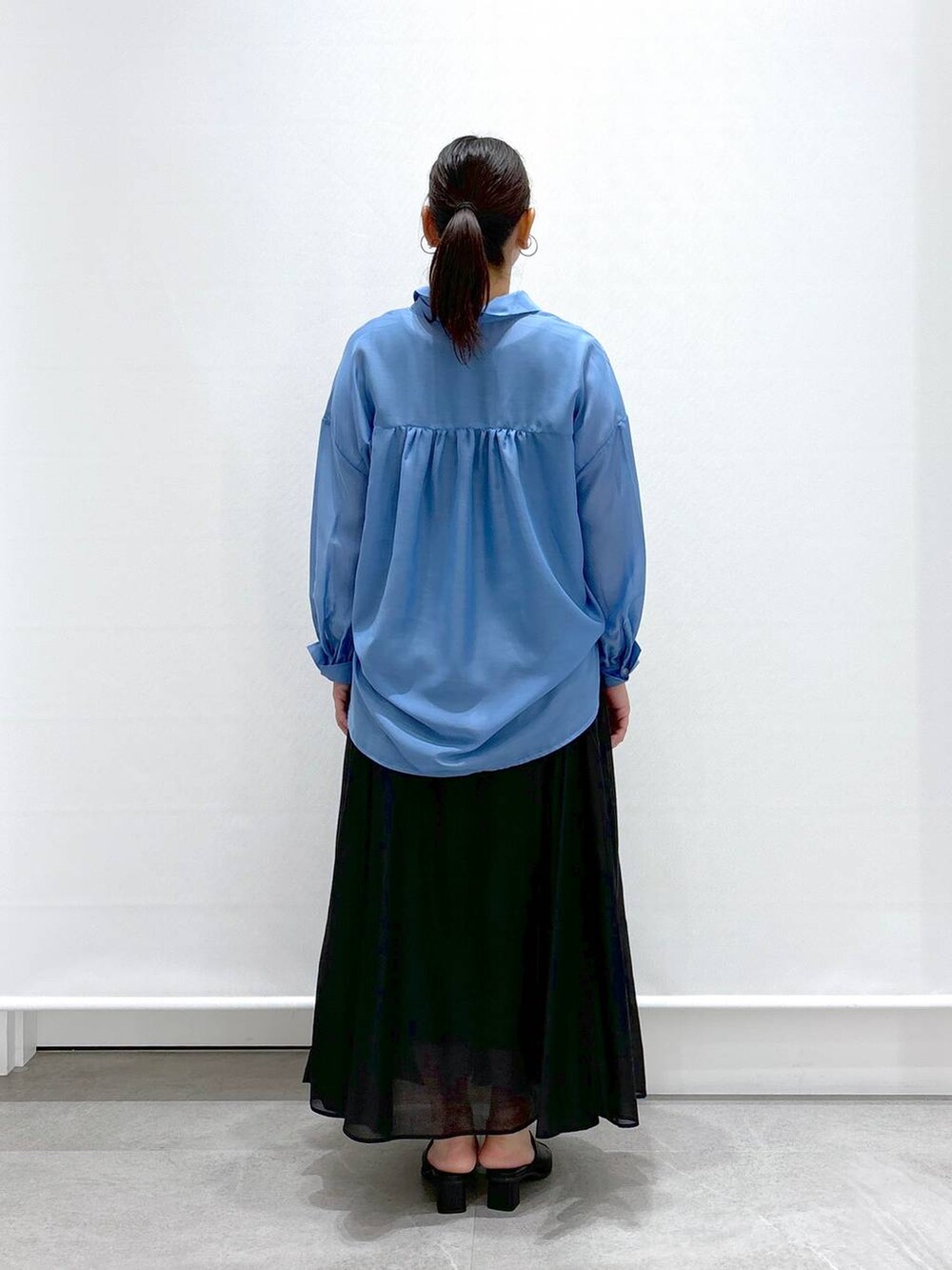 ブラック系のサンダル、ブラック系のショルダーバッグ、ブラック系のスカートを着用したレディースの夏コーディネートの4枚目の写真