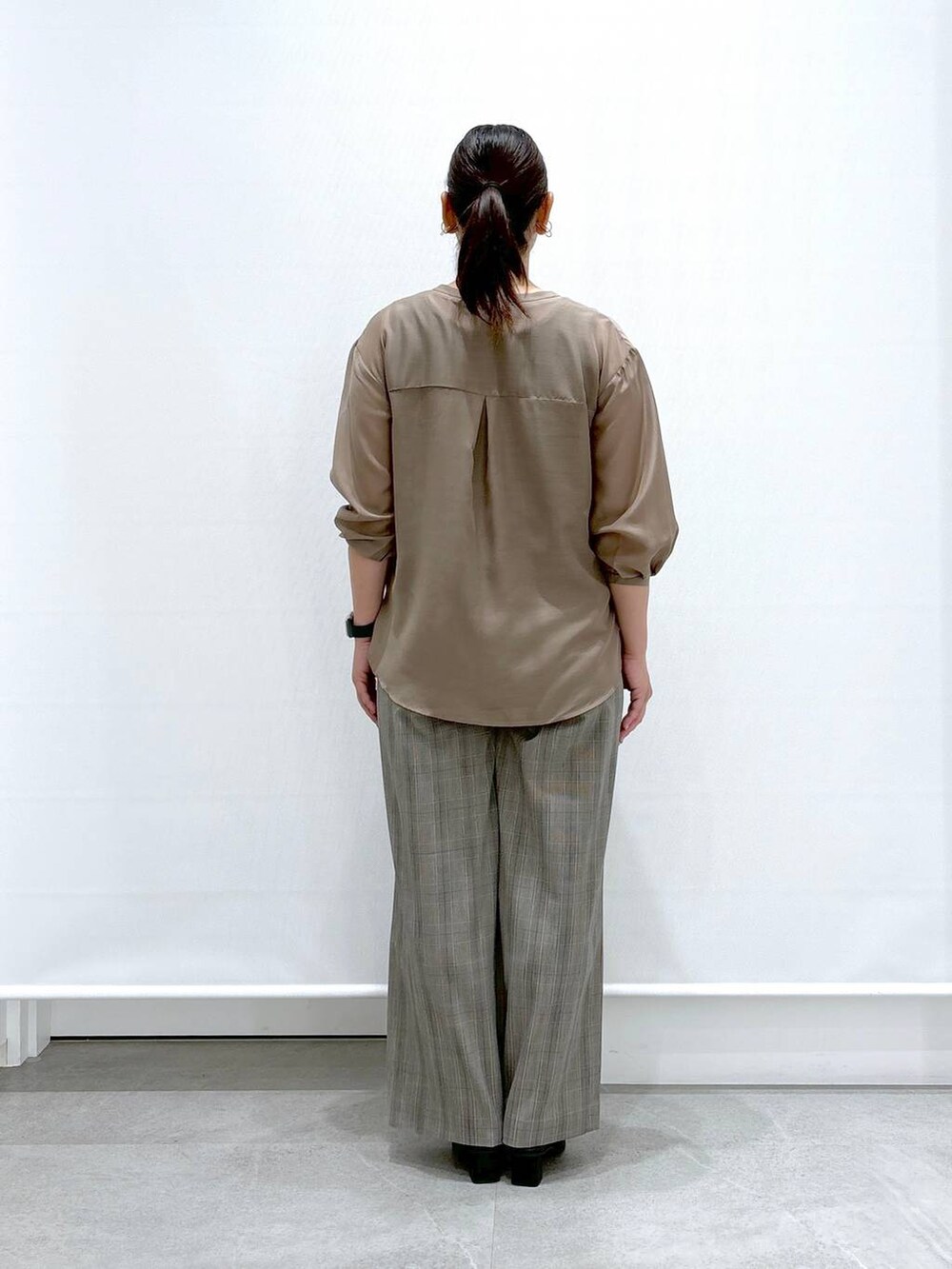 ブラック系のサンダル、ブラウン系のその他パンツ、ブラウン系のシャツ/ブラウスを着用したレディースの秋コーディネートの4枚目の写真