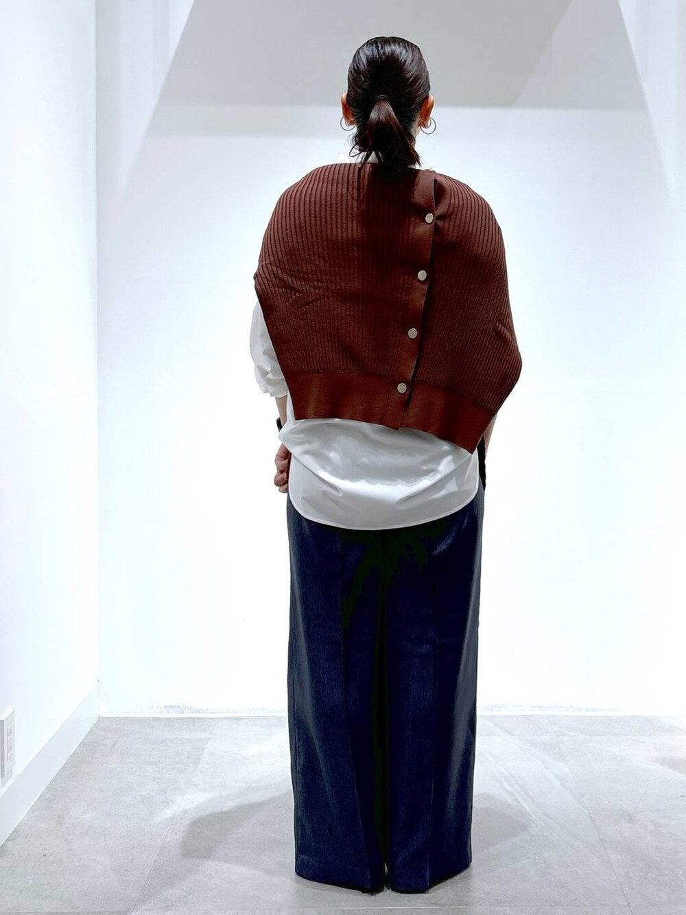 ブラウン系のカーディガン/ボレロ、ホワイト系のシャツ/ブラウス、ブラック系のトートバッグを着用したレディースの秋コーディネートの4枚目の写真