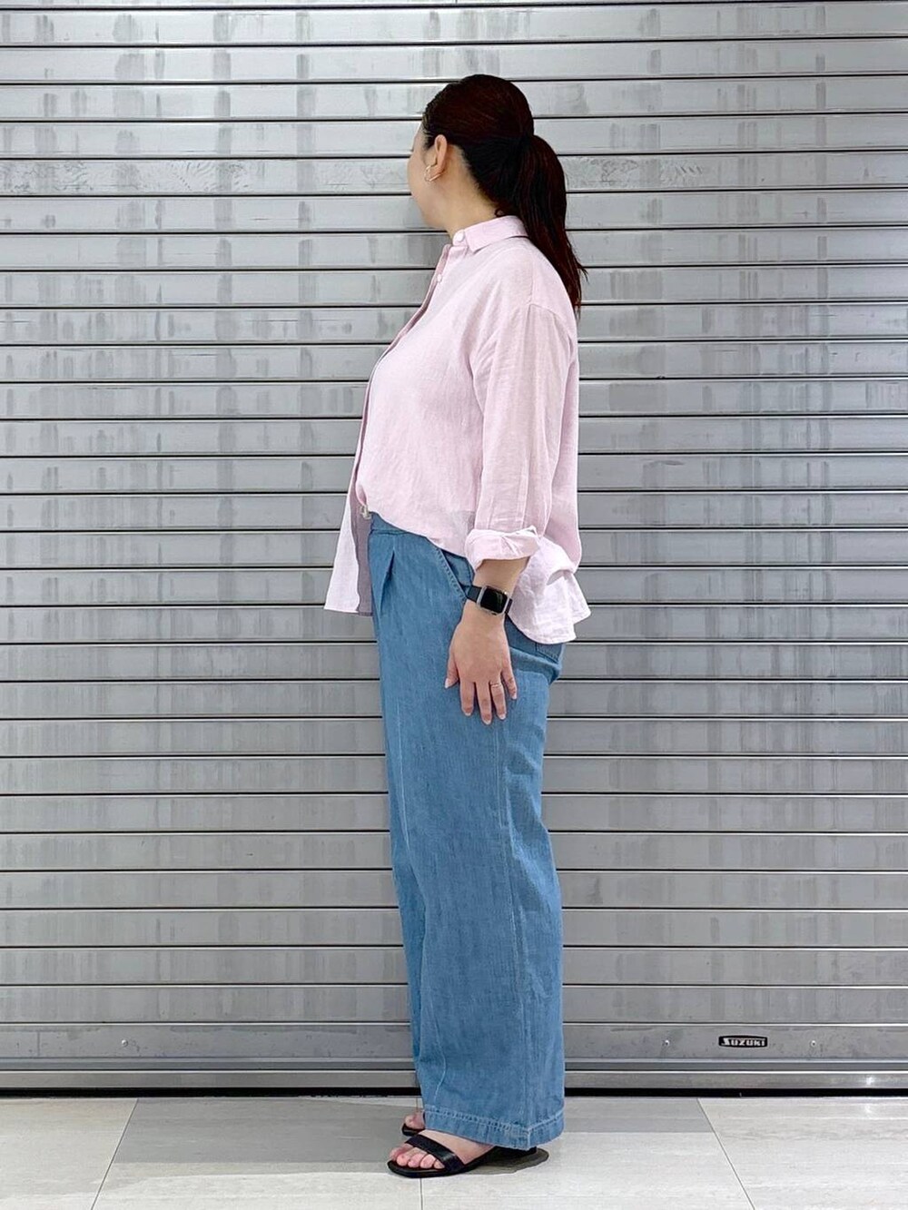 ブラック系のハンドバッグ、ピンク系のシャツ/ブラウスを着用したレディースの春コーディネートの3枚目の写真