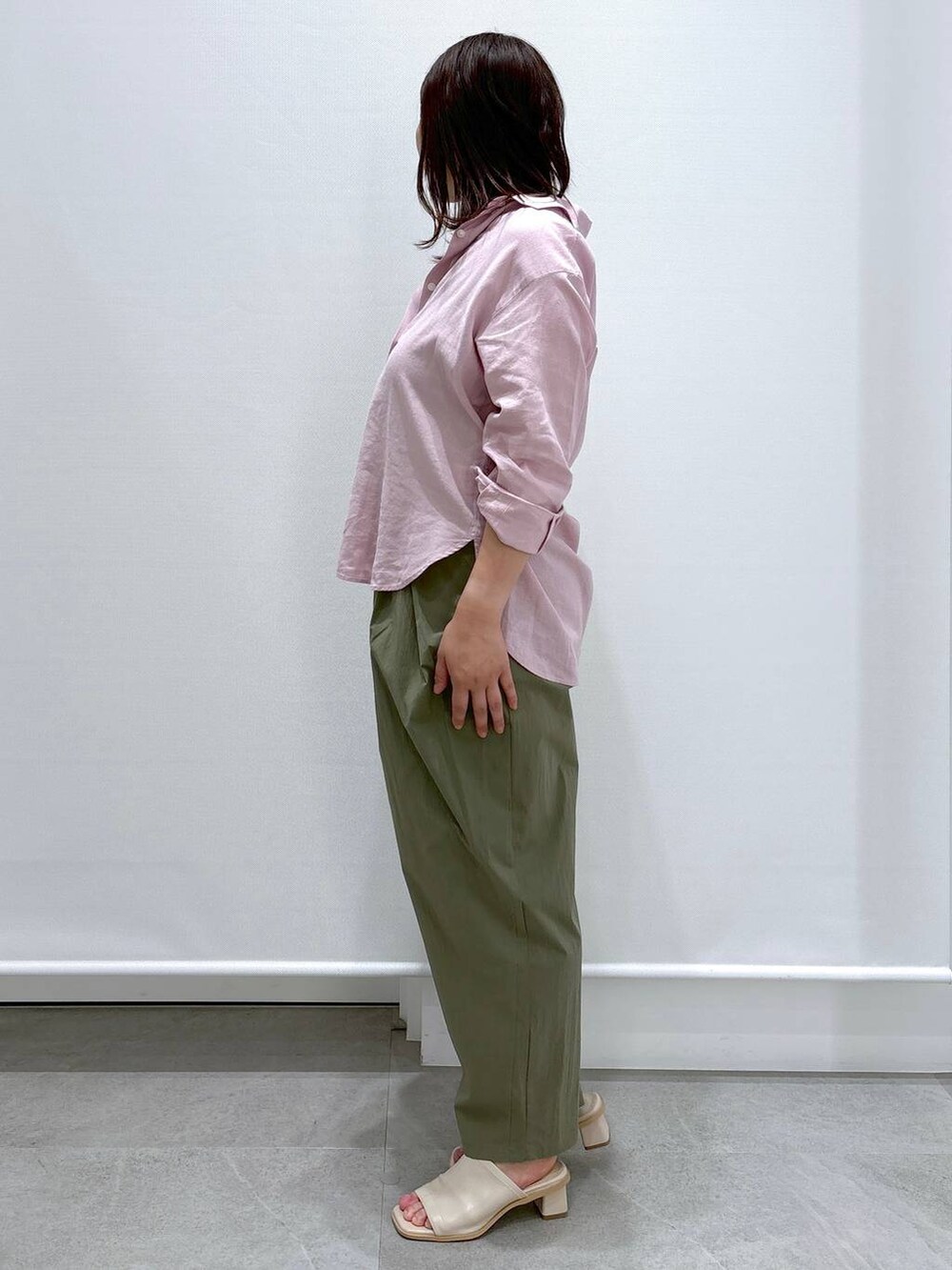 シルバー系のTシャツ/カットソー、グリーン系のその他パンツ、ホワイト系のトートバッグを着用したレディースの春コーディネートの3枚目の写真