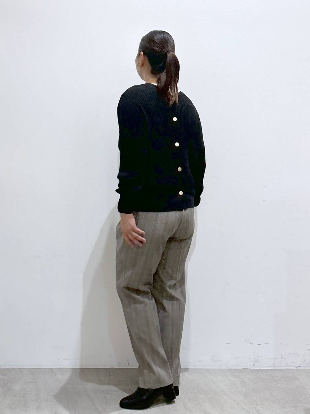 ブラック系のカーディガン/ボレロ、ブラウン系のその他パンツ、ブラウン系のその他パンツを着用したレディースの秋コーディネートの4枚目の写真