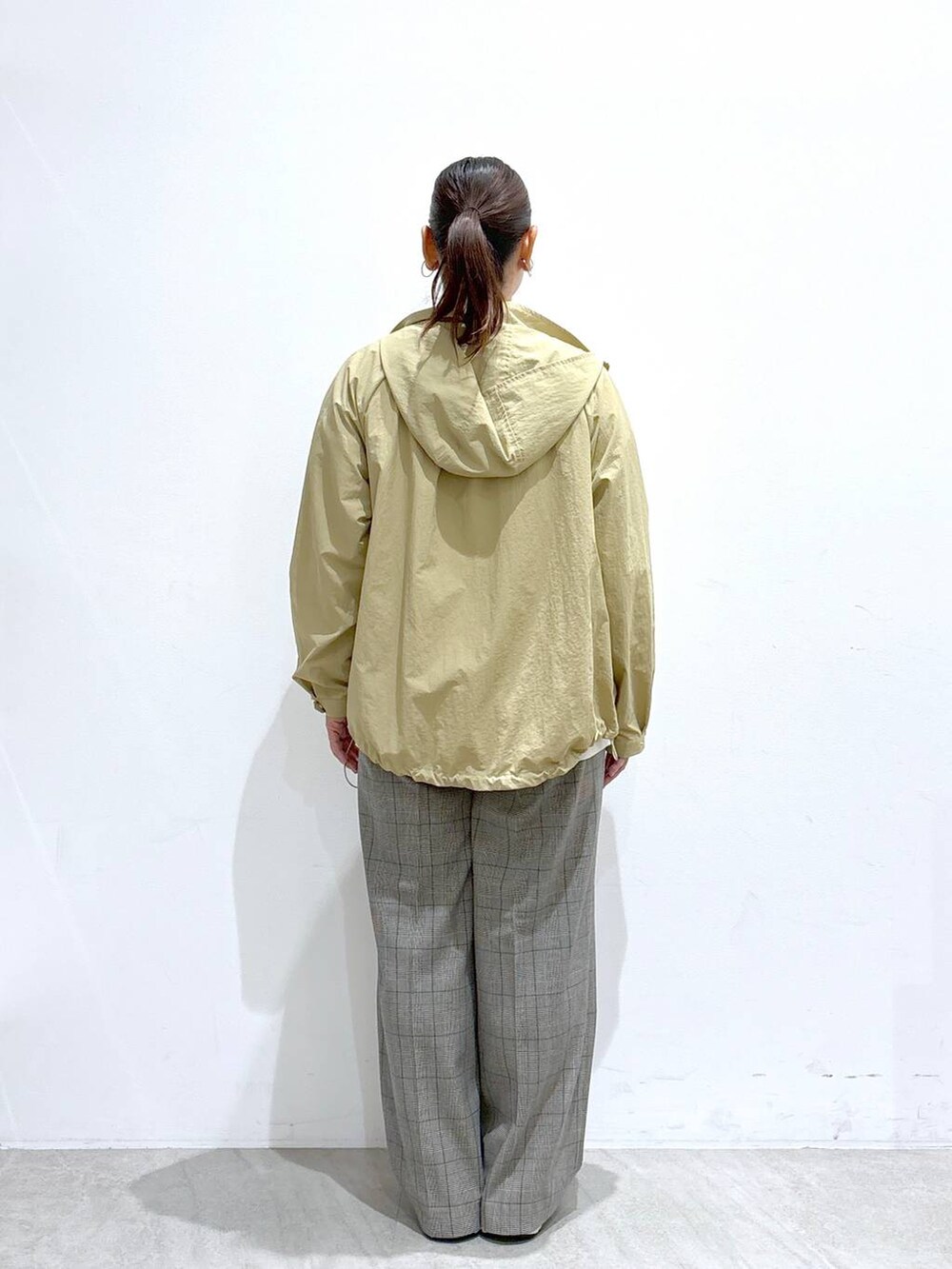 「着痩せ・細見え、体型カバー、ベーシック/シンプル、ママコーデ、楽ちんコーデ、秋コーデ、骨格ナチュラル、きれいめ、カジュアル、Elura、着痩せ、アウター、マウンテンパーカー、Tシャツ、ワイドパンツ」｜「Eluraのポンチドルマンプルオーバー/133653（Tシャツ/カットソー、ホワイト系）」を使った、はつなさん（レディース・158cm）の秋コーディネートの4枚目の写真
