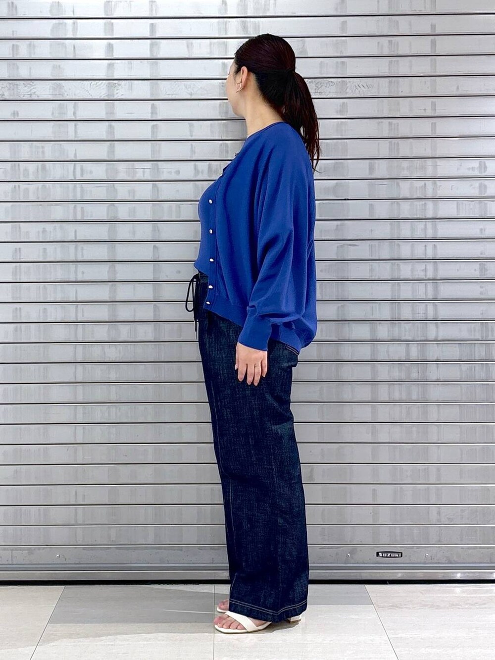 ブルー系のカーディガン/ボレロ、ブルー系のニット/セーター、ブルー系のデニムパンツを着用したレディースの春コーディネートの3枚目の写真