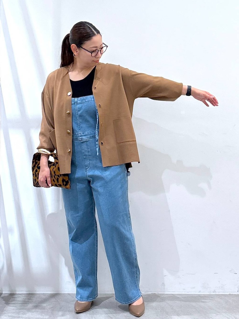 「着痩せ・細見え、体型カバー、ベーシック/シンプル、ママコーデ、楽ちんコーデ、夏コーデ、骨格ナチュラル、きれいめ、カジュアル、Elura、カーディガン」｜「Eluraの【Sapofeet（サポフィート）】ヒールパンプス／250691（パンプス、ブラウン系）」を使った、はつなさん（レディース・158cm）の夏コーディネートの3枚目の写真