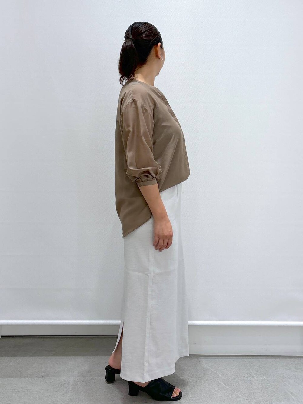 ブラック系のサンダル、グレー系のスカート、ブラウン系のシャツ/ブラウスを着用したレディースの夏コーディネートの5枚目の写真