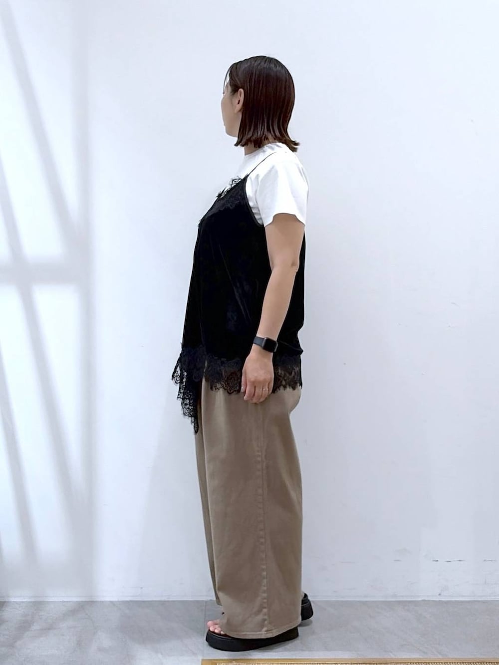 ホワイト系のTシャツ/カットソー、ブラック系のキャミソール、ブラック系のトートバッグを着用したレディースの夏コーディネートの3枚目の写真