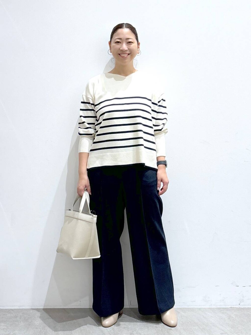 ホワイト系のトートバッグ、ブルー系のその他パンツ、ブルー系のその他パンツを着用したレディースの秋コーディネートの2枚目の写真