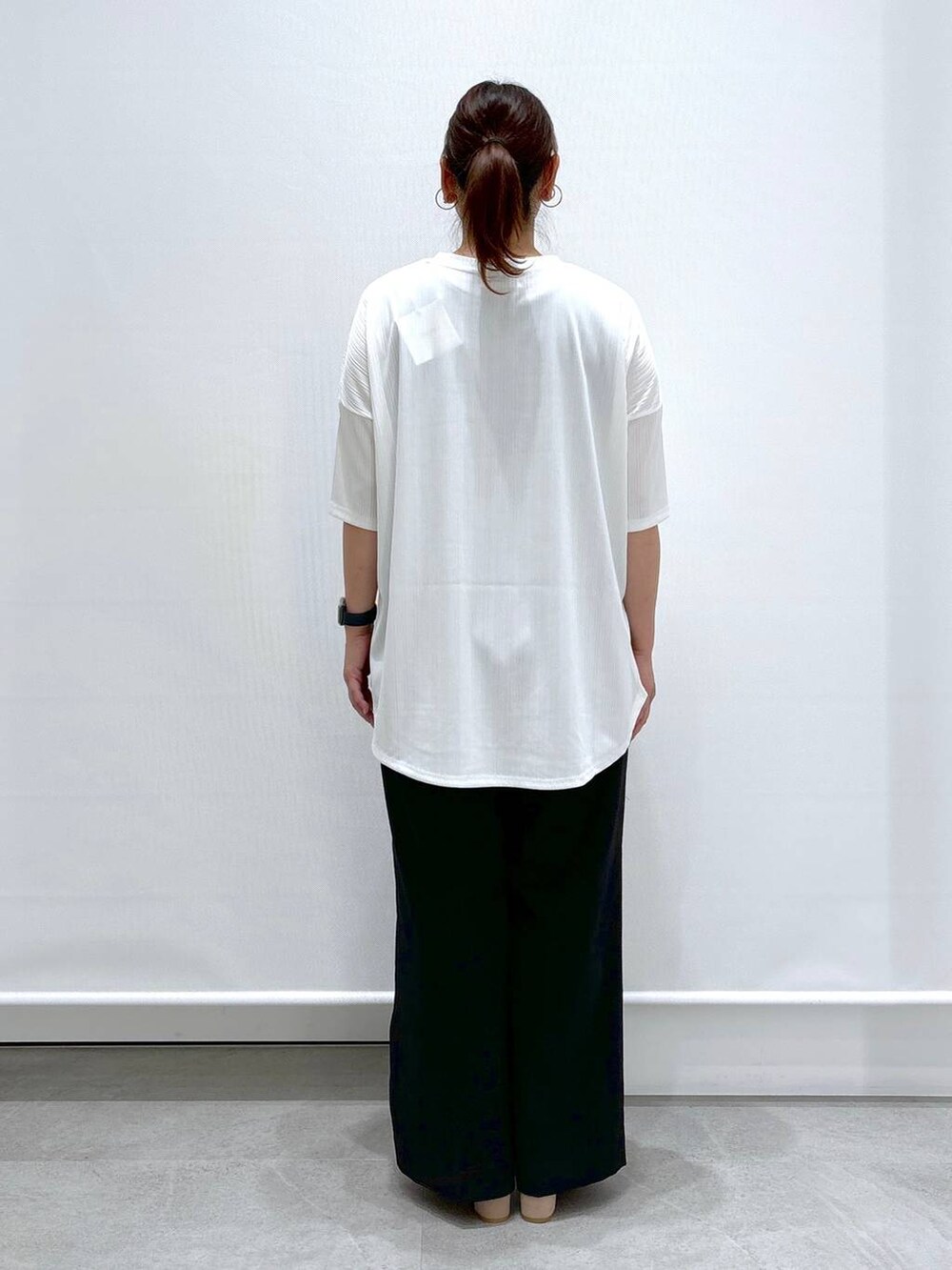 ホワイト系のTシャツ/カットソー、ベージュ系のサンダルを着用したレディースの夏コーディネートの4枚目の写真