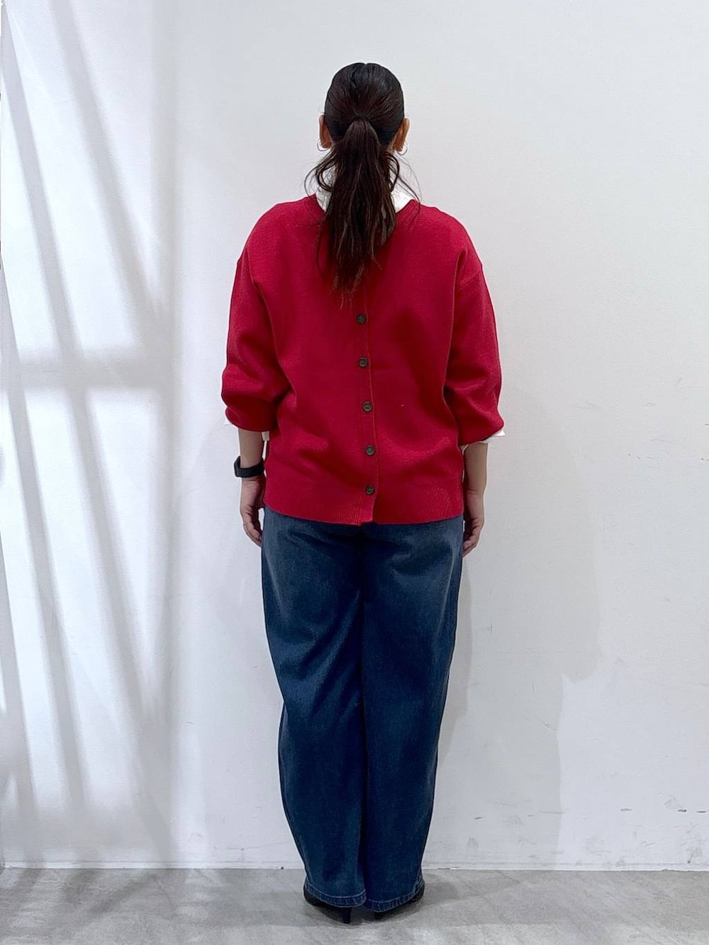 ブラック系のパンプス、ホワイト系のシャツ/ブラウス、ブルー系のデニムパンツを着用したレディースの秋コーディネートの4枚目の写真