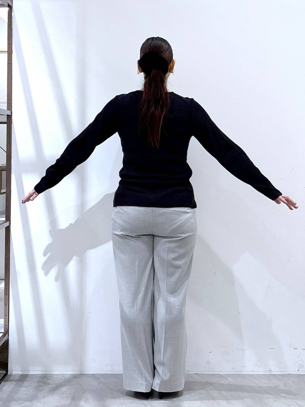 ブラック系のパンプス、グレー系のその他パンツ、ブラック系のカーディガン/ボレロを着用したレディースの冬コーディネートの5枚目の写真