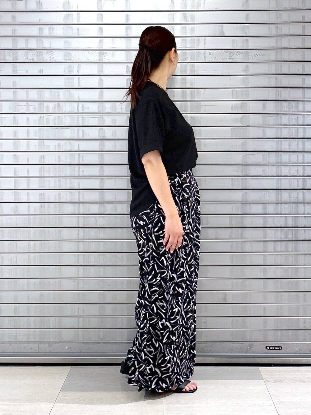 ブラック系のその他パンツ、ブラック系のシャツ/ブラウス、ブラック系のハンドバッグを着用したレディースの春コーディネートの3枚目の写真