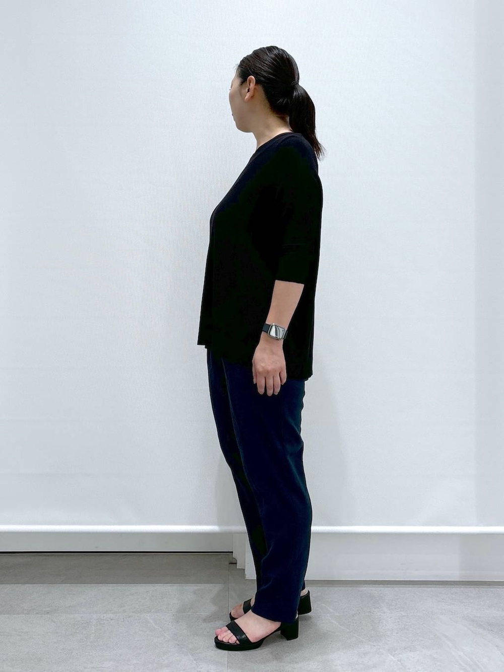 ブルー系のその他パンツ、ブラック系のショルダーバッグ、ブラック系のサンダルを着用したレディースの夏コーディネートの3枚目の写真